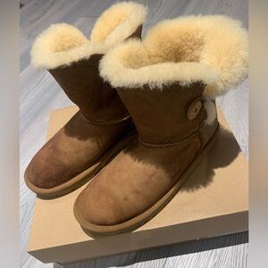 UGG BAILEY BUTTON II BOOT SIZE 6